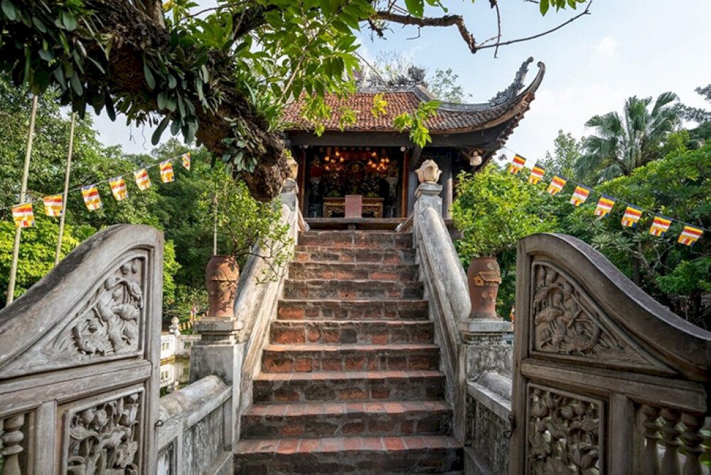 13 steps lead up to the main hall, with eight wooden beams supporting the pagoda in the shape of lotus petals